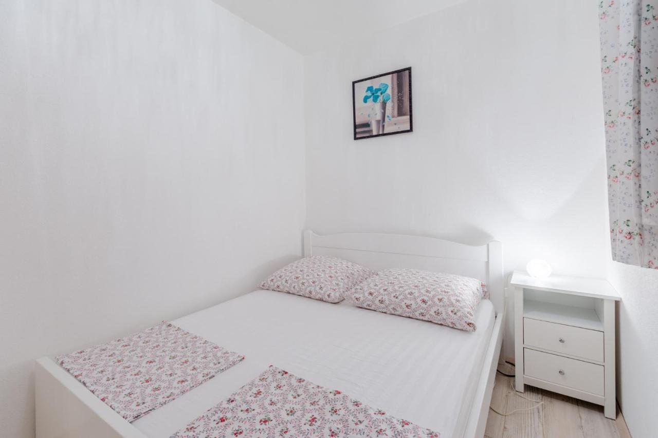 Apartments Villa Kameja Donji Okrug  Kamer foto