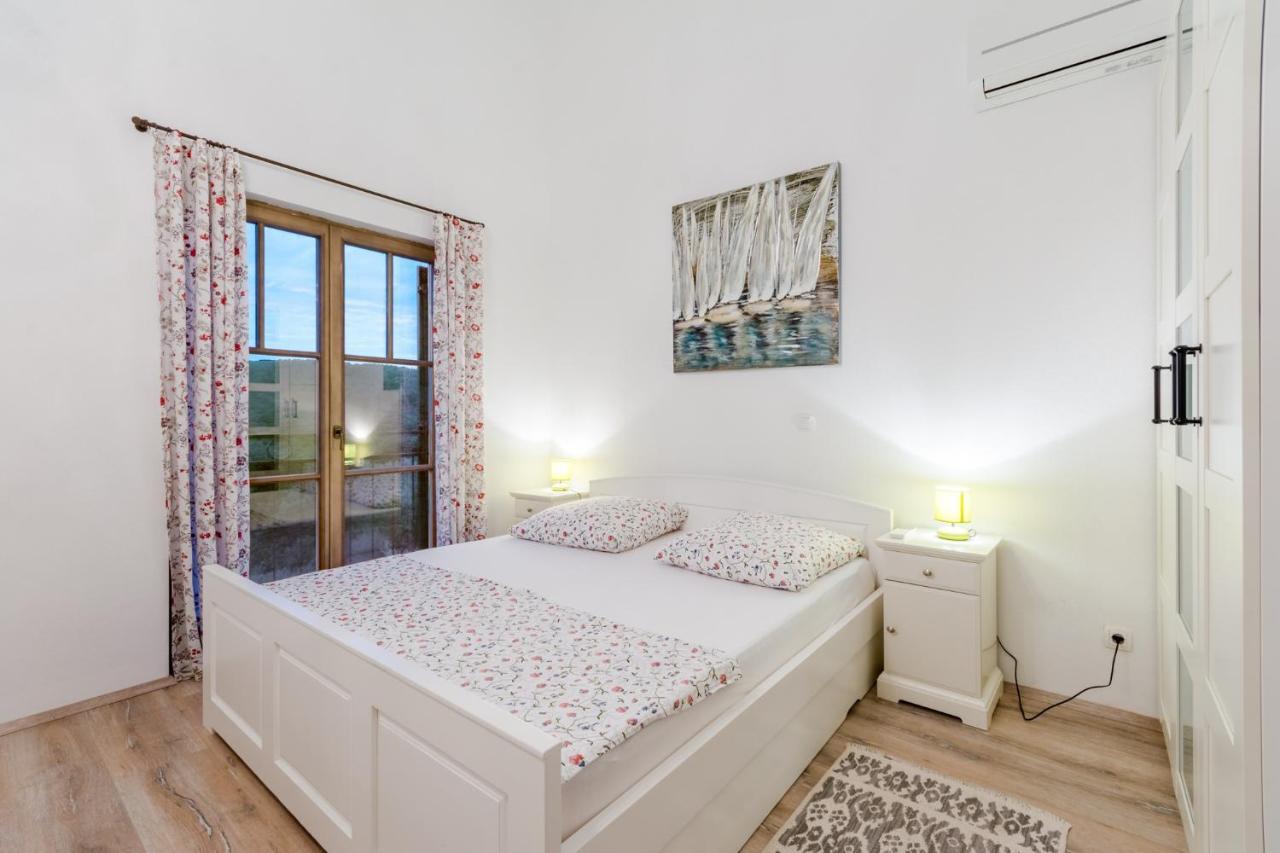 Apartments Villa Kameja Donji Okrug  Kamer foto